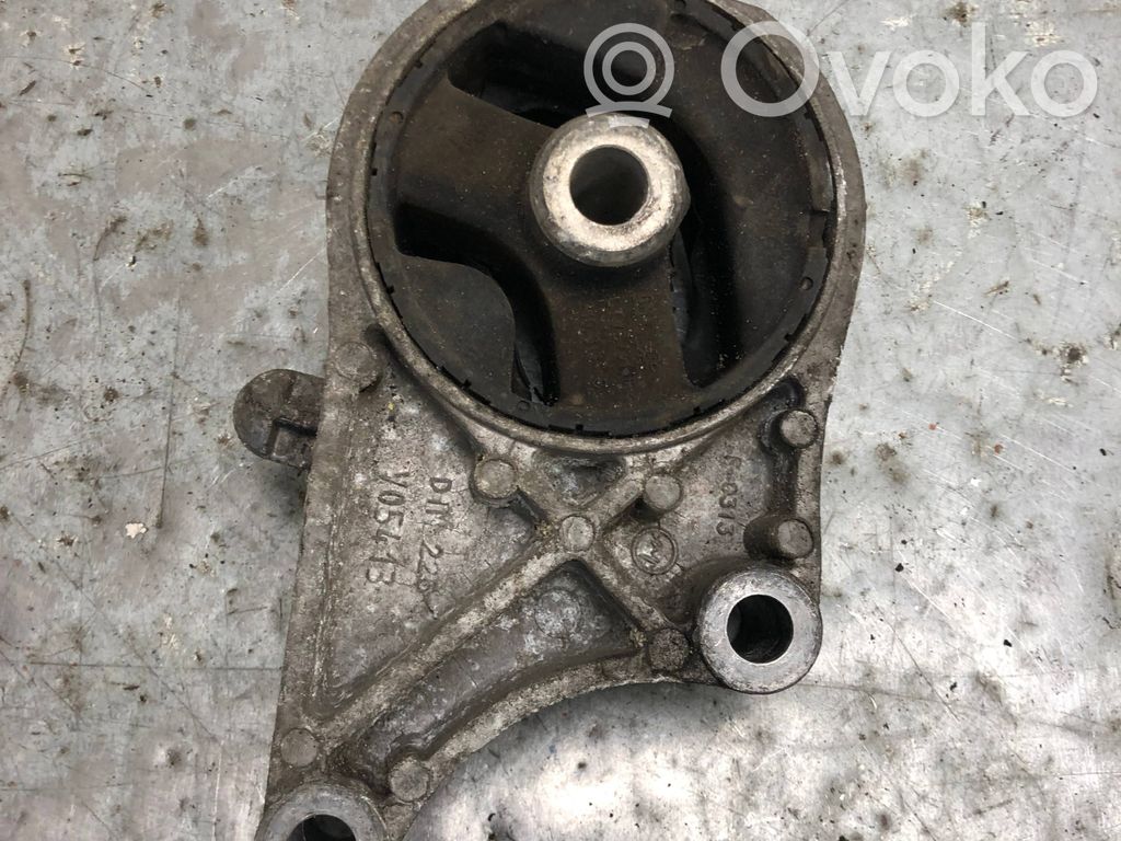 Engine mount bracket   V05413