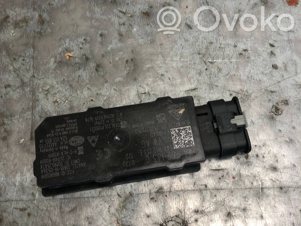 Volkswagen Tiguan Keyless system antenna 