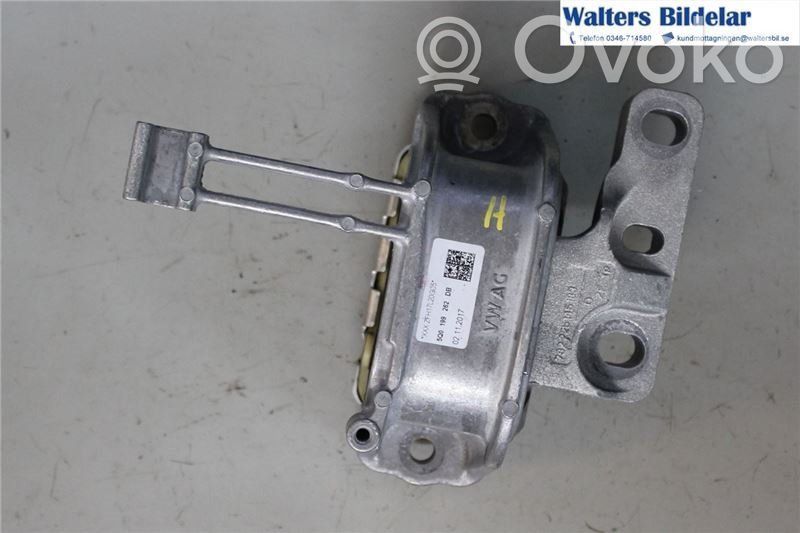Volkswagen Polo VI Engine mounting bracket 