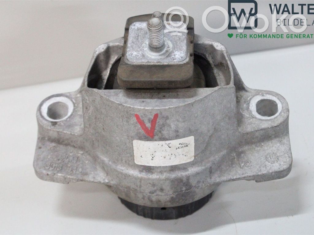 Jaguar XE Engine mounting bracket 