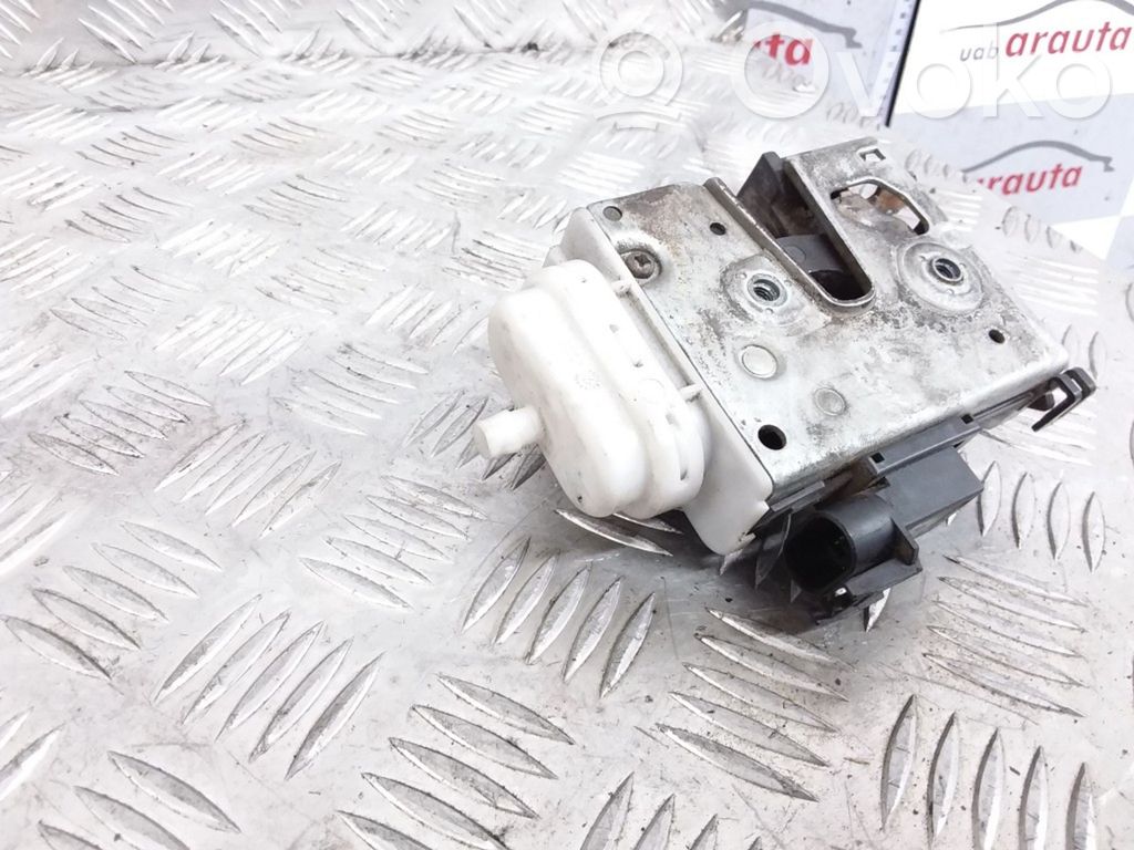 Audi A4 S4 B5 8D Etuoven lukko 