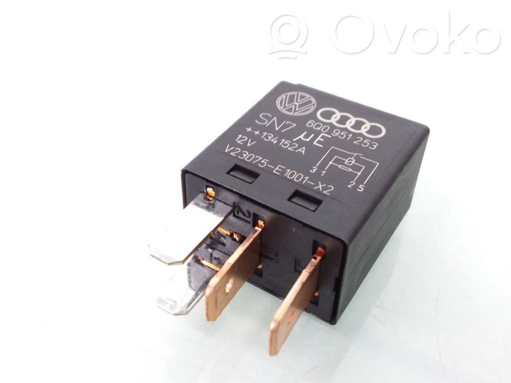Volkswagen PASSAT B7 Other relay 