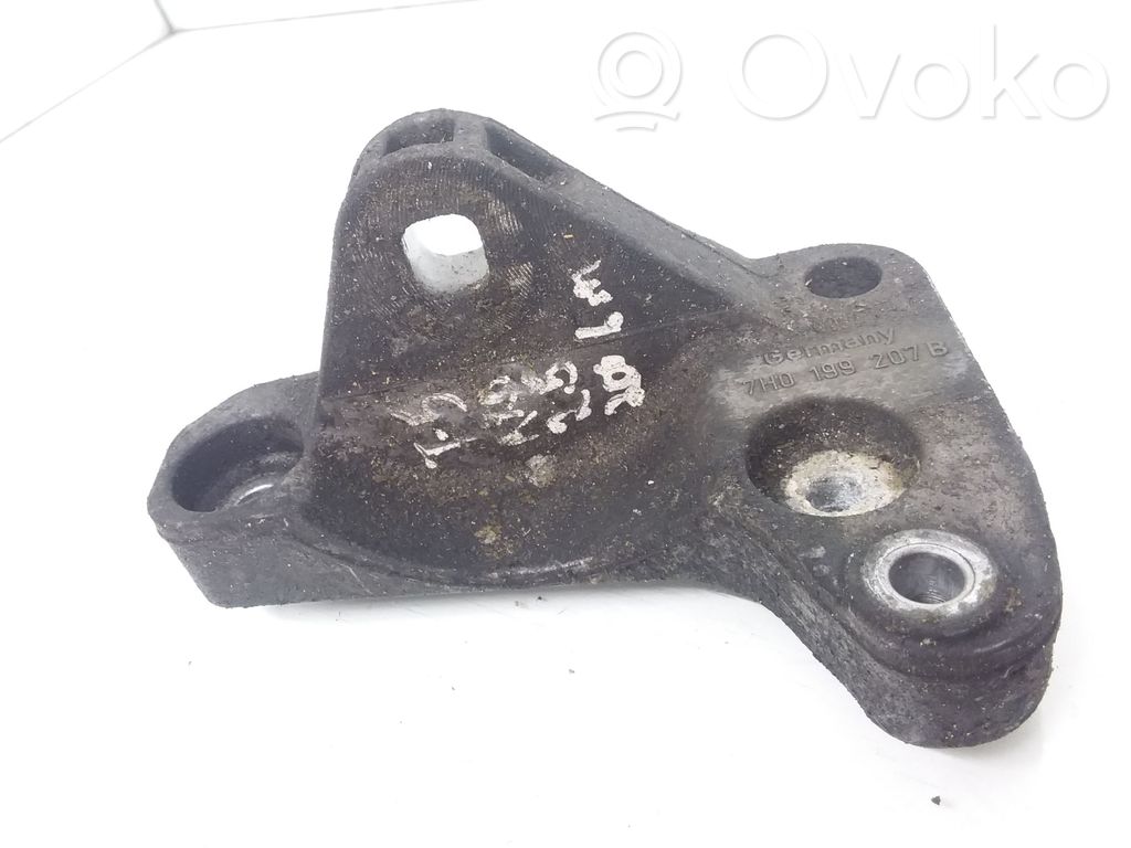 Volkswagen Transporter - Caravelle T5 Engine mounting bracket 