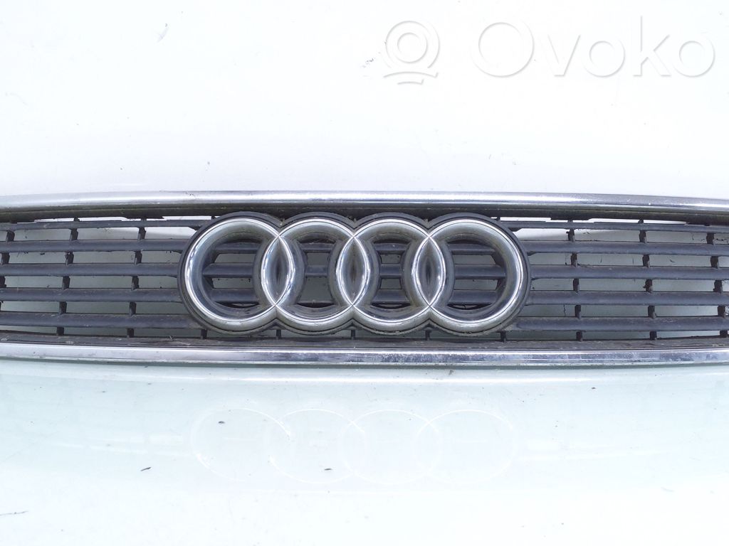 Audi A4 S4 B5 8D Etupuskurin ylempi jäähdytinsäleikkö 