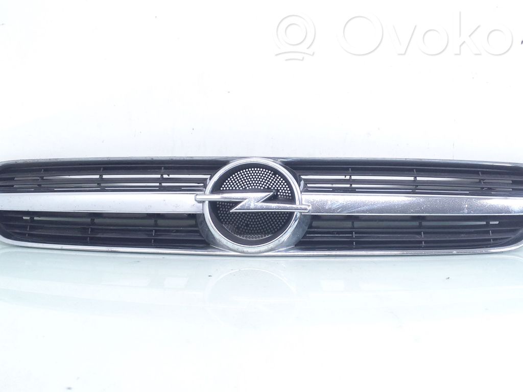 Opel Vectra C Etupuskurin ylempi jäähdytinsäleikkö 
