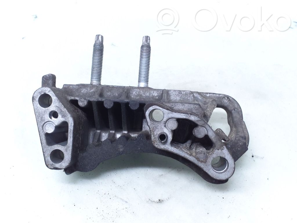 Ford Focus Engine mounting bracket 