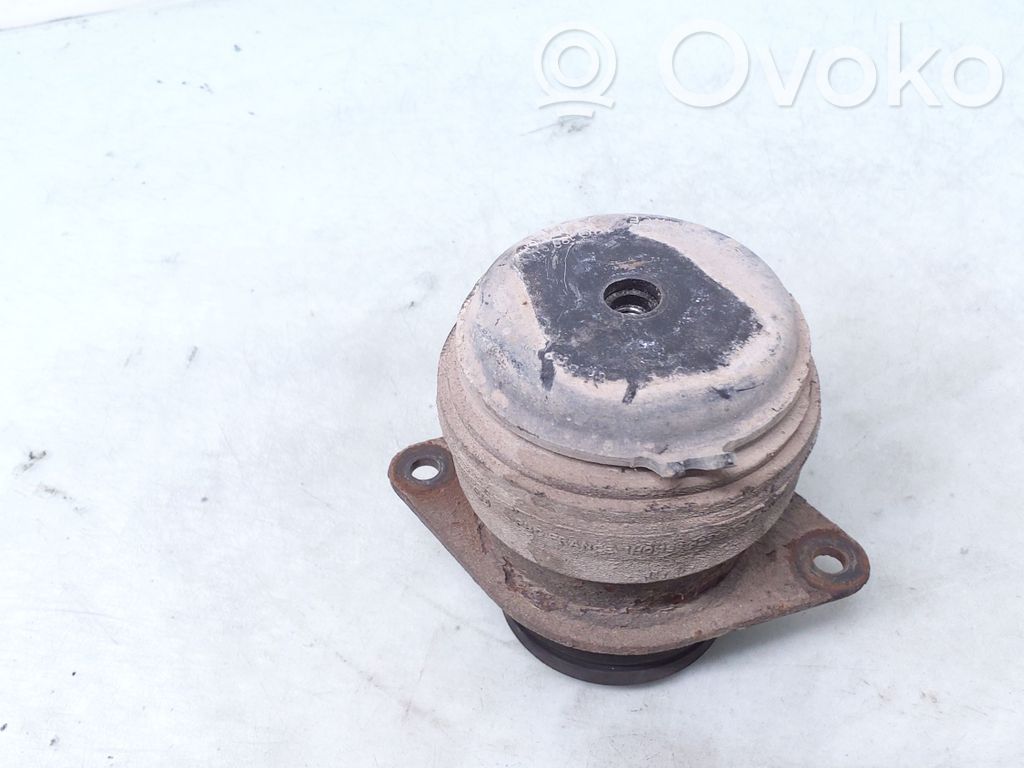 Volkswagen PASSAT B4 Engine mount bracket 