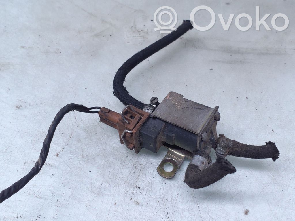 Volkswagen PASSAT B4 Válvula de vacío 