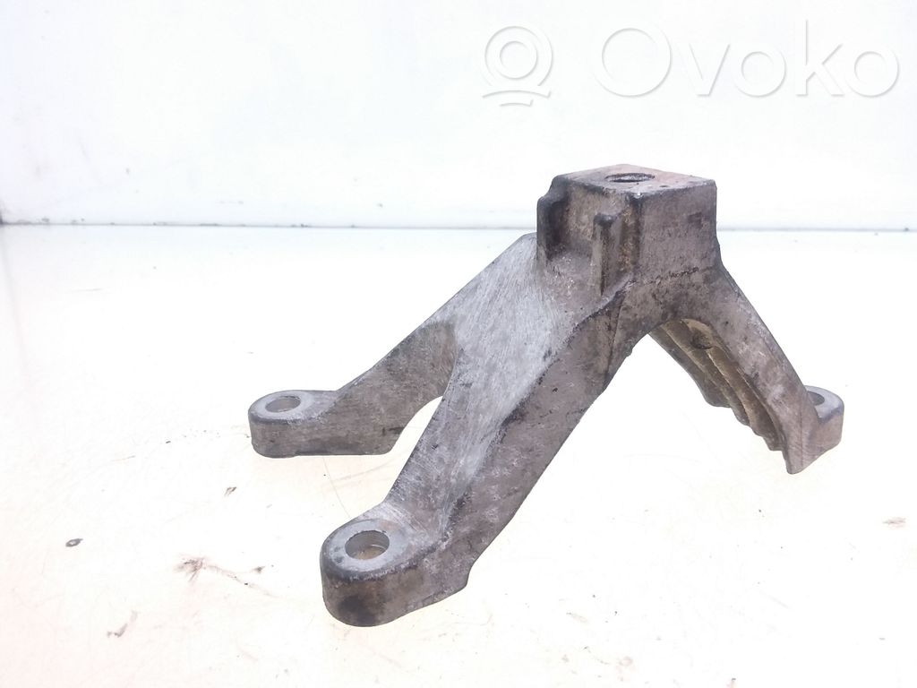 Volvo V50 Engine mounting bracket 