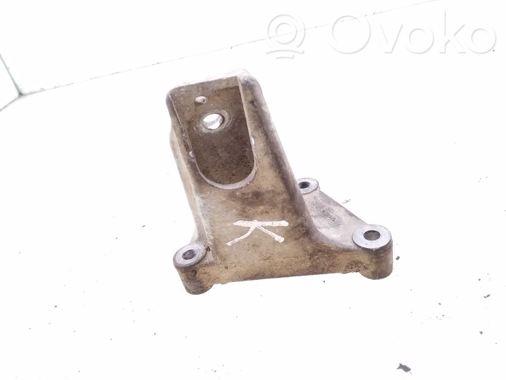 Volvo 940 Engine mounting bracket 