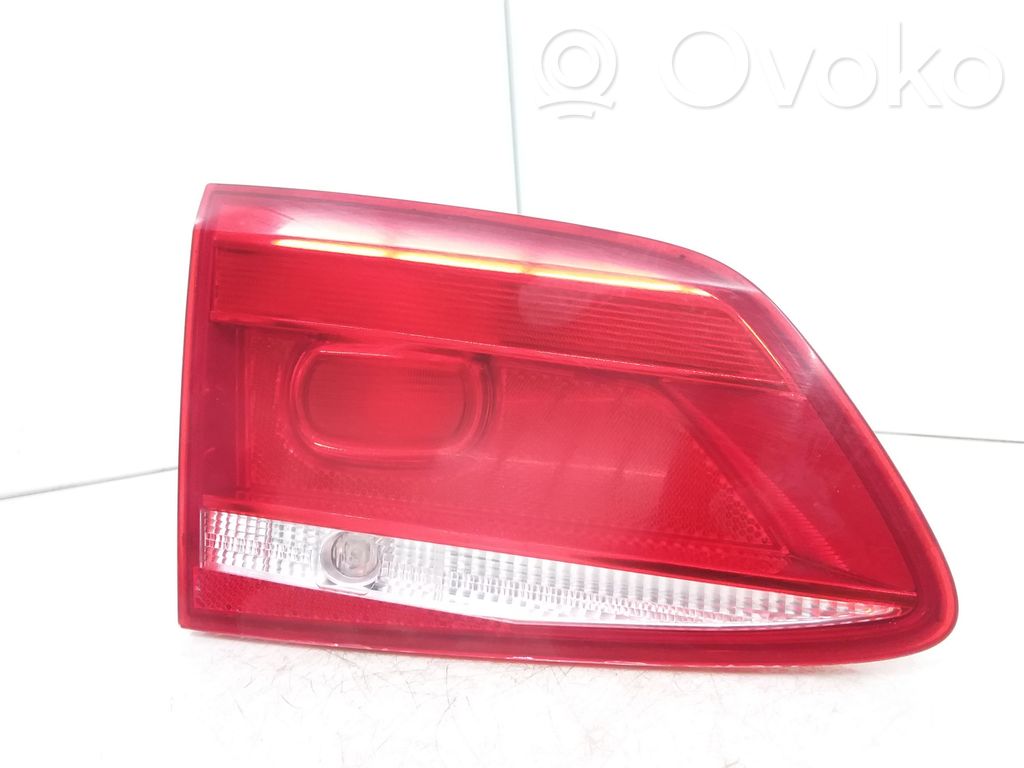 Volkswagen PASSAT B7 Lampă spate în capacul portbagajului 