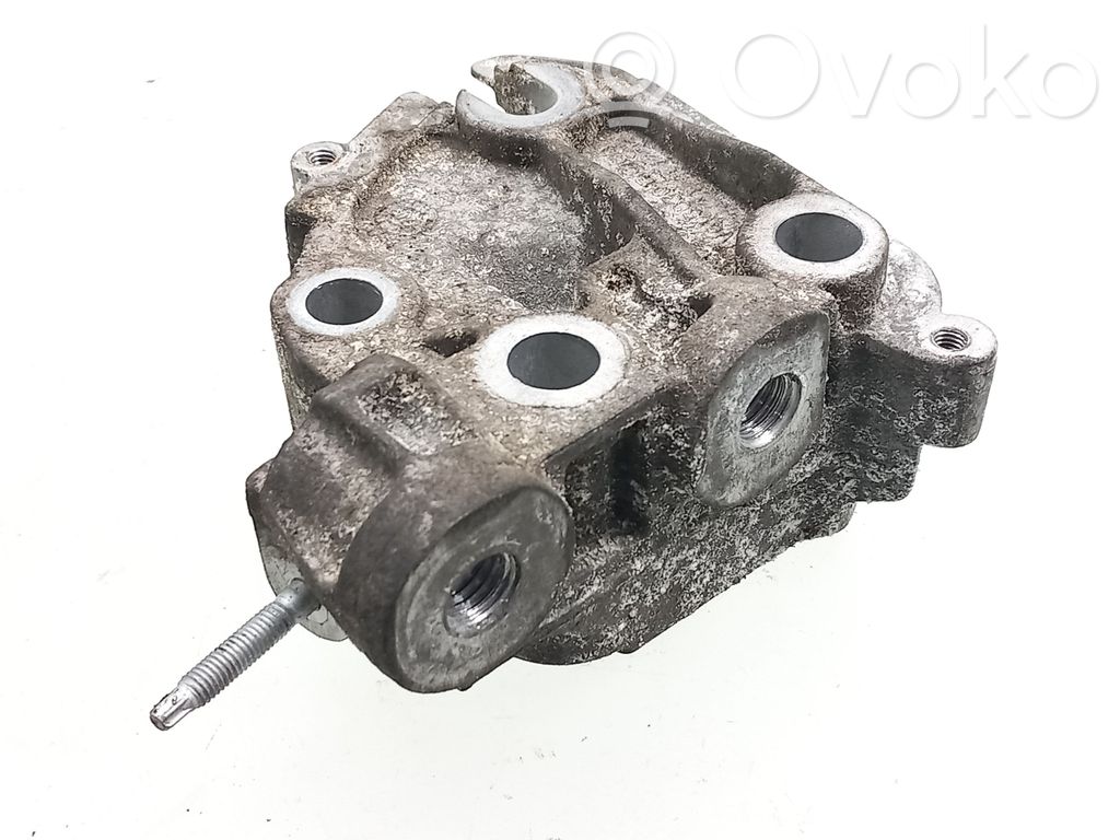 Engine mounting bracket   AV616030BC