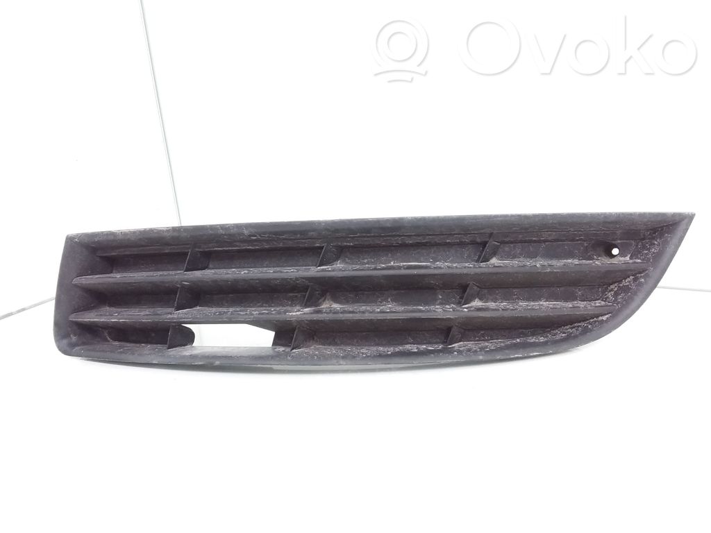 Volkswagen PASSAT B6 Kratka dolna zderzaka przedniego 