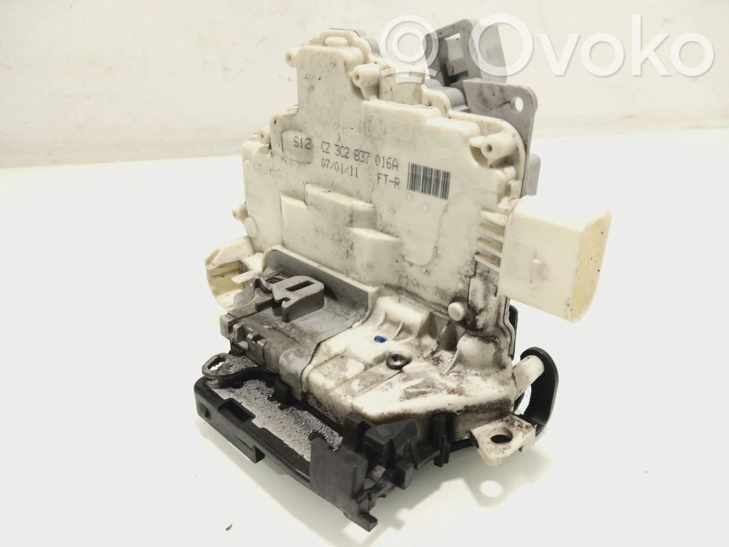 Volkswagen PASSAT B7 Zamek drzwi przednich 