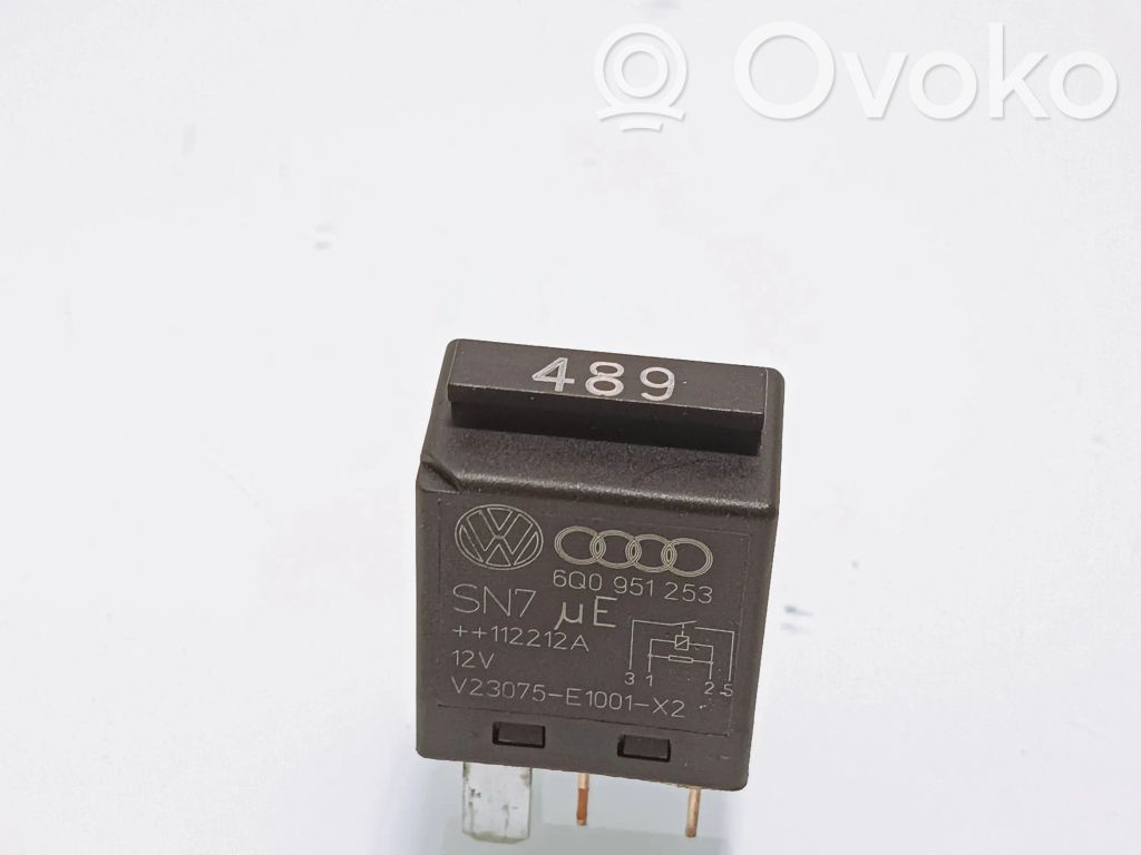Volkswagen PASSAT B7 Other relay 