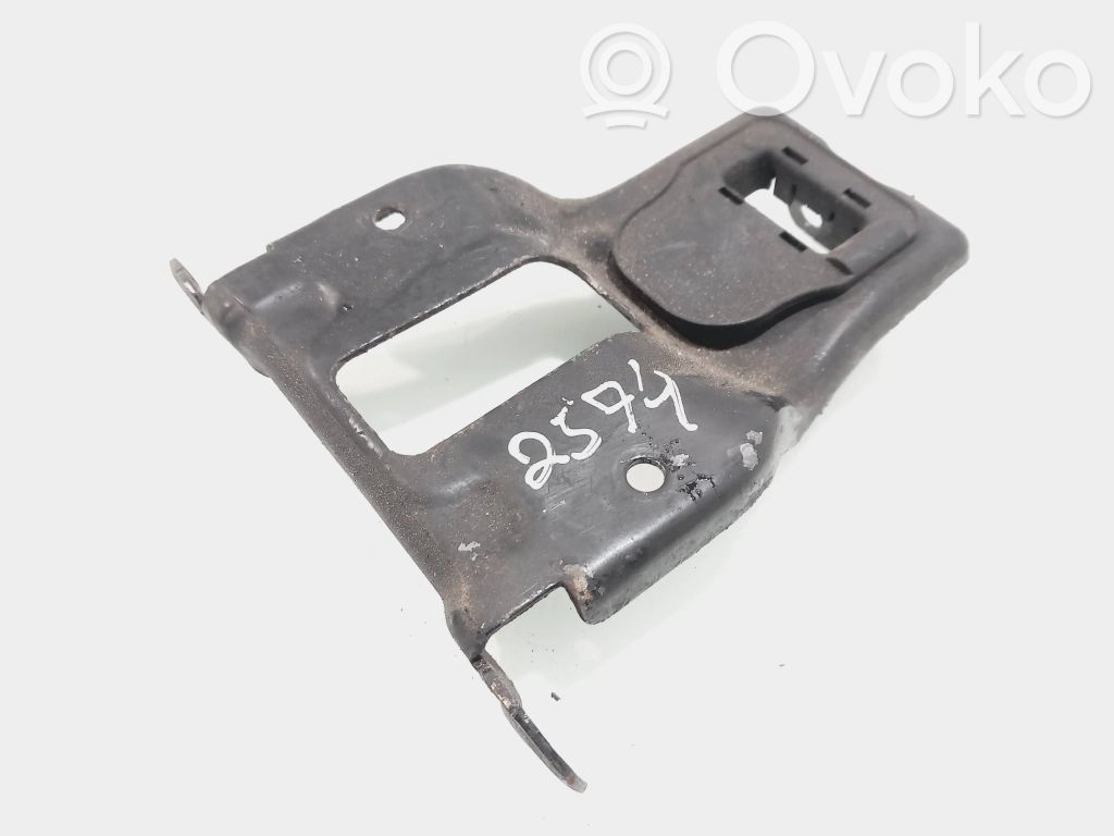 BMW 1 E81 E87 Kita variklio skyriaus detalė 