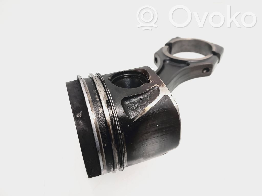 Mercedes-Benz C W204 Piston cu bielă