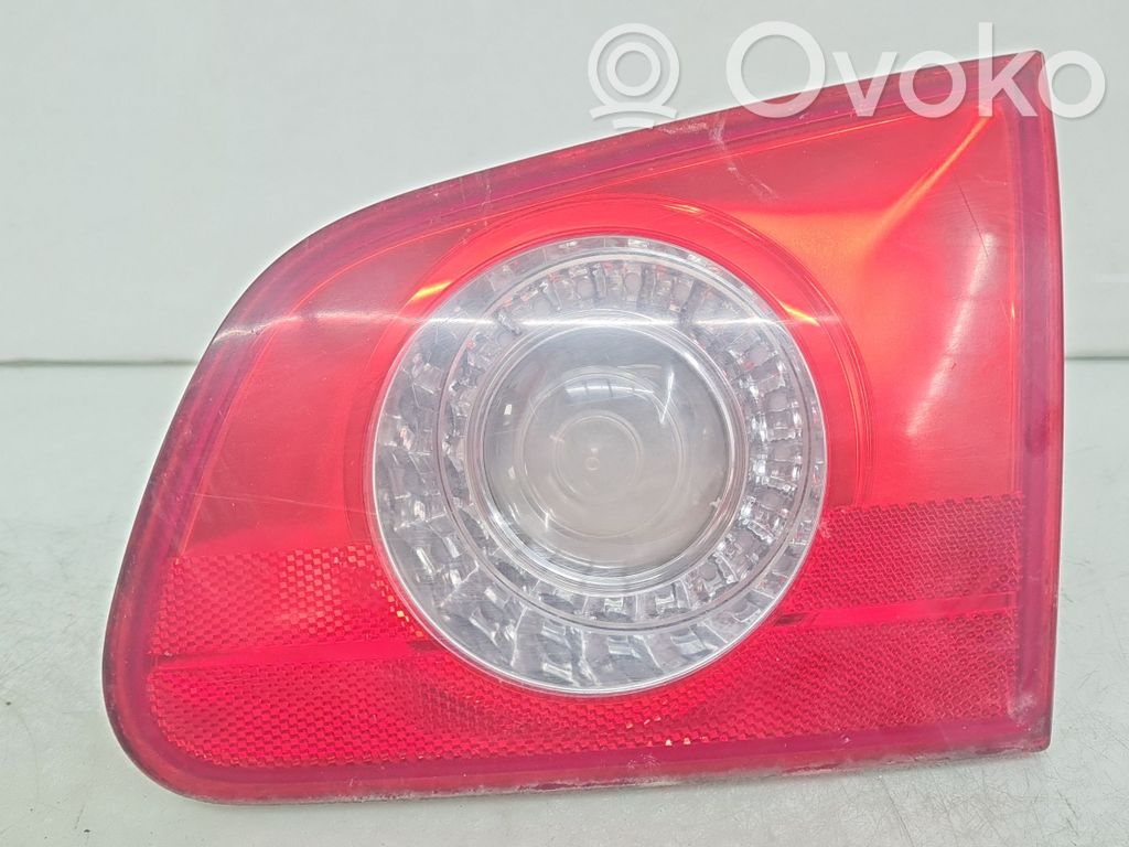 Volkswagen PASSAT B6 Lampă spate în capacul portbagajului 