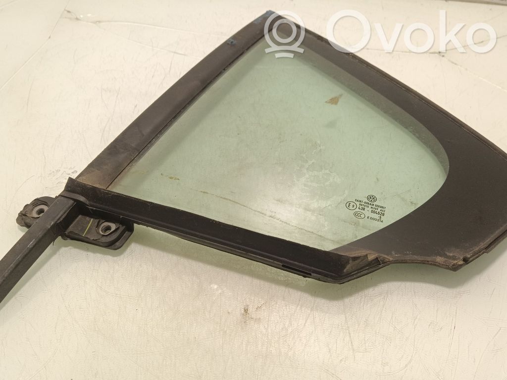 Ventanilla de ventilación de la puerta trasera   E000214,43R004528