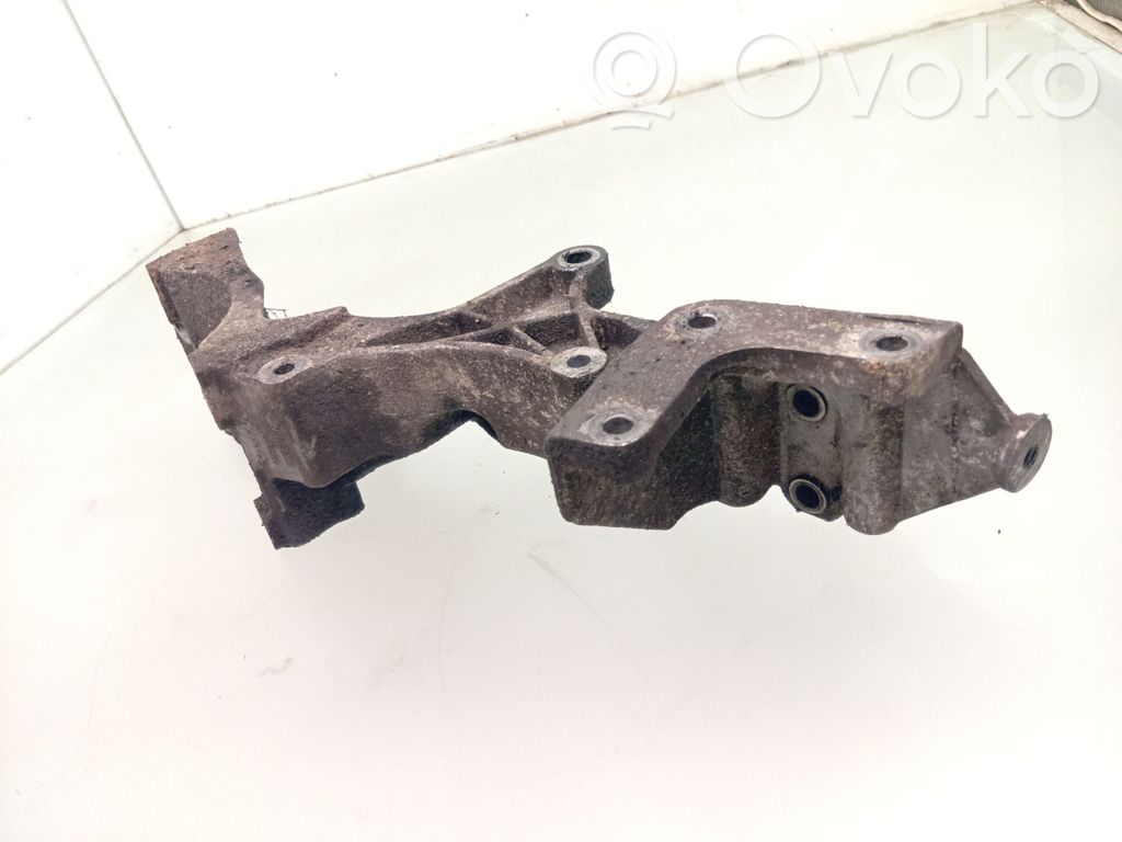 Volvo V70 Mocowanie alternatora 