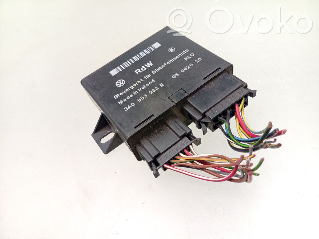 Volkswagen PASSAT B4 Unidad de control/módulo de alarma 