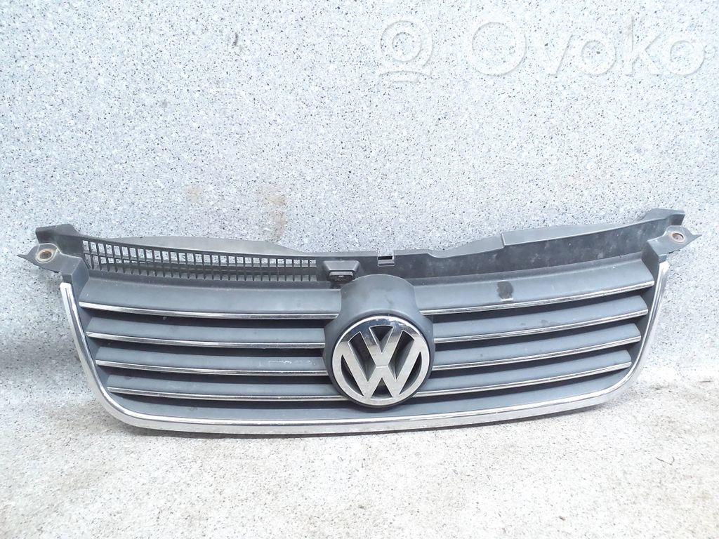 Volkswagen PASSAT B5.5 Grotelės viršutinės 