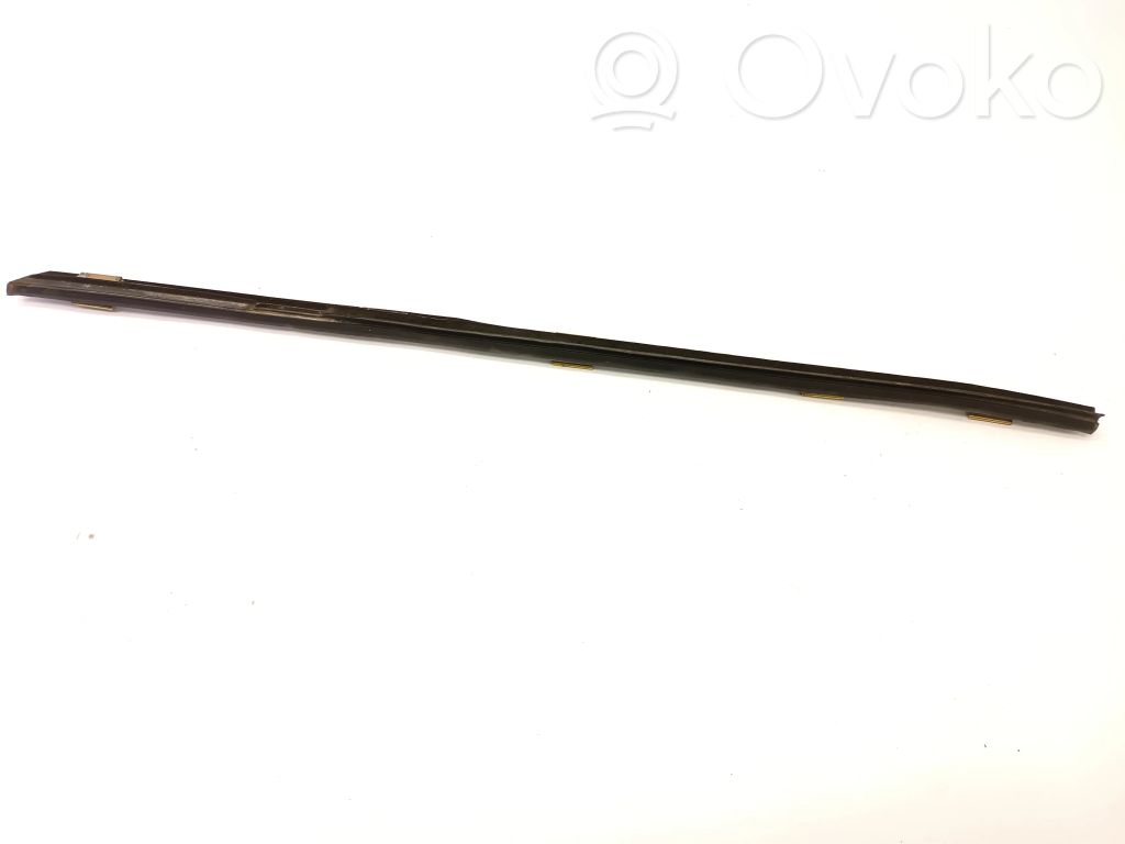 BMW 3 E30 Gumowa uszczelka szyby drzwi tylnych 