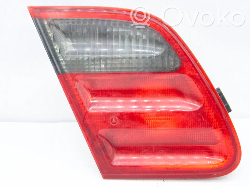 Mercedes-Benz E W210 Aizmugurējais lukturis pārsegā 