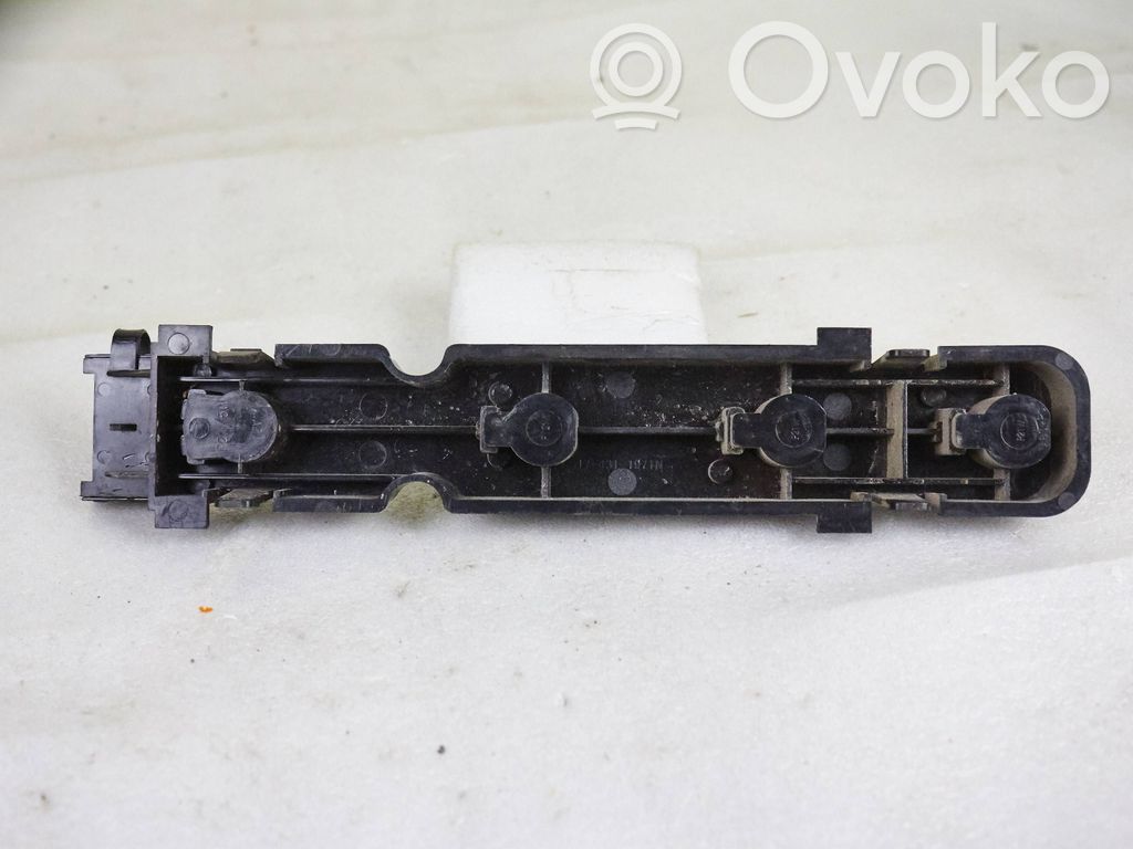 Ford Transit Takavalon polttimon suojan pidike 