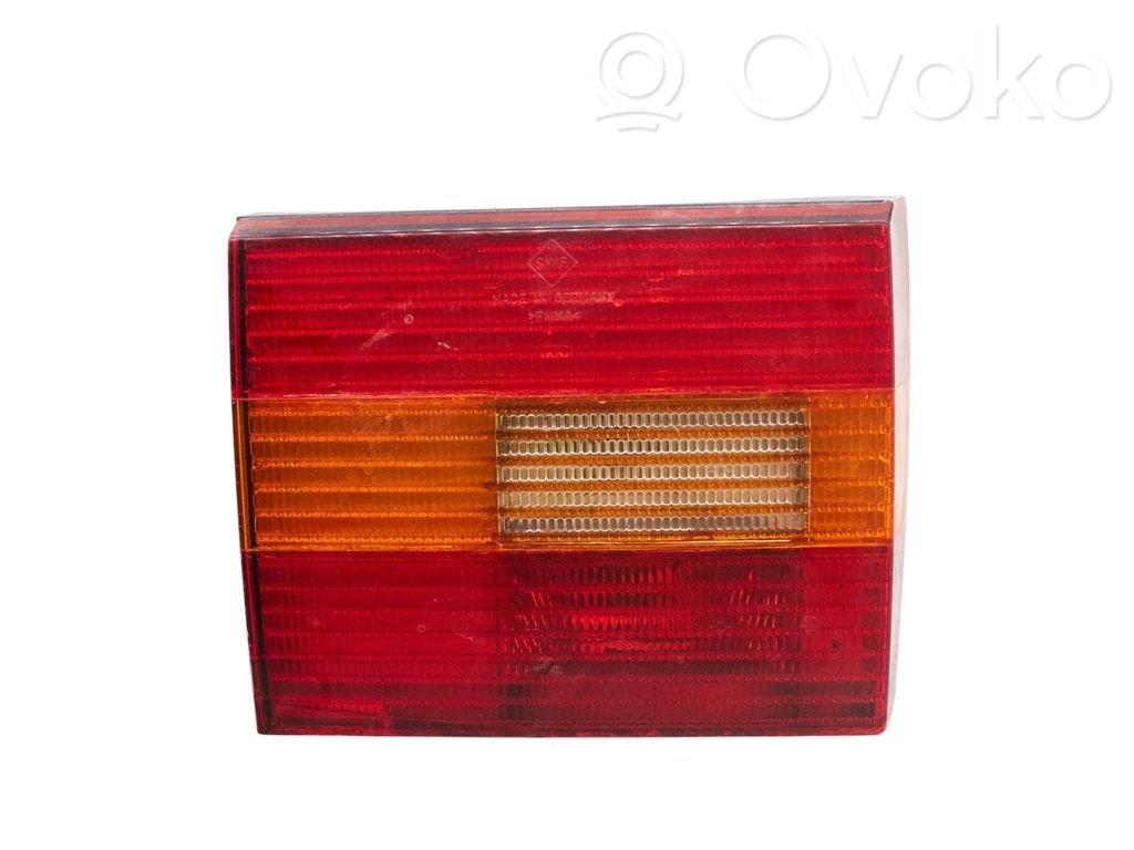 Volkswagen PASSAT B4 Lampă spate în capacul portbagajului 