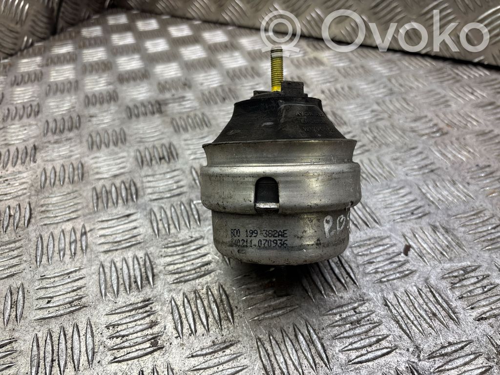Engine mount bracket   8D0199382AE,040211070936