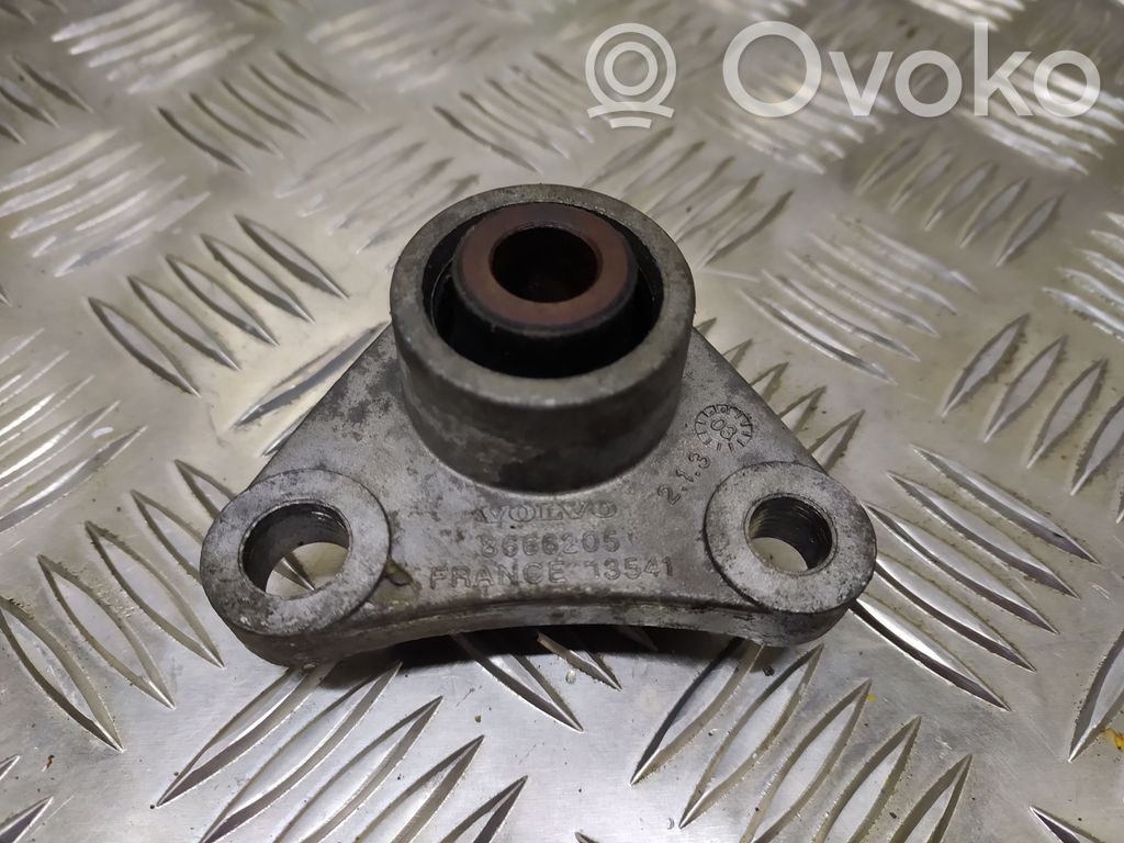 Volvo XC90 Engine mount bracket 