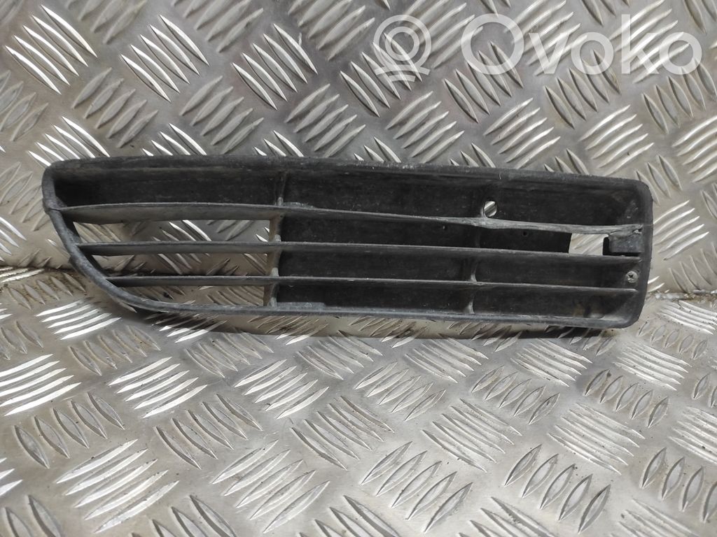 Audi A4 S4 B5 8D Rejilla inferior del parachoques delantero 