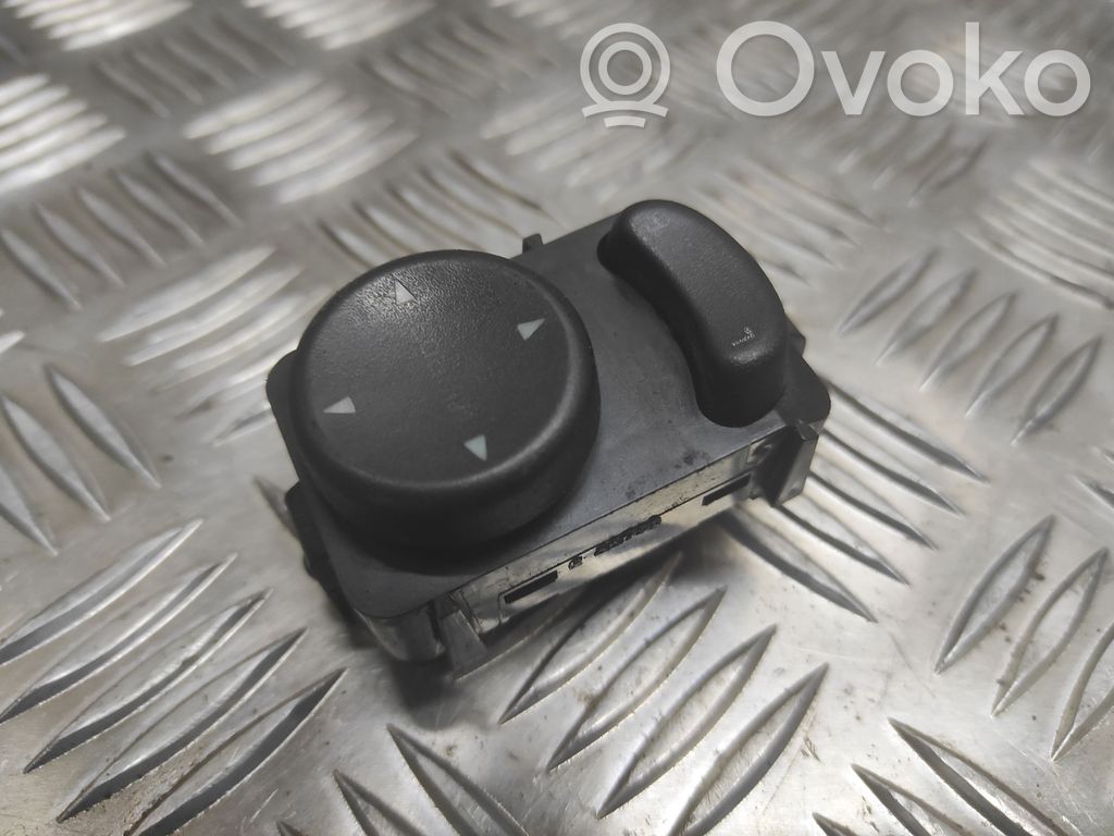 Wing mirror switch   4685317