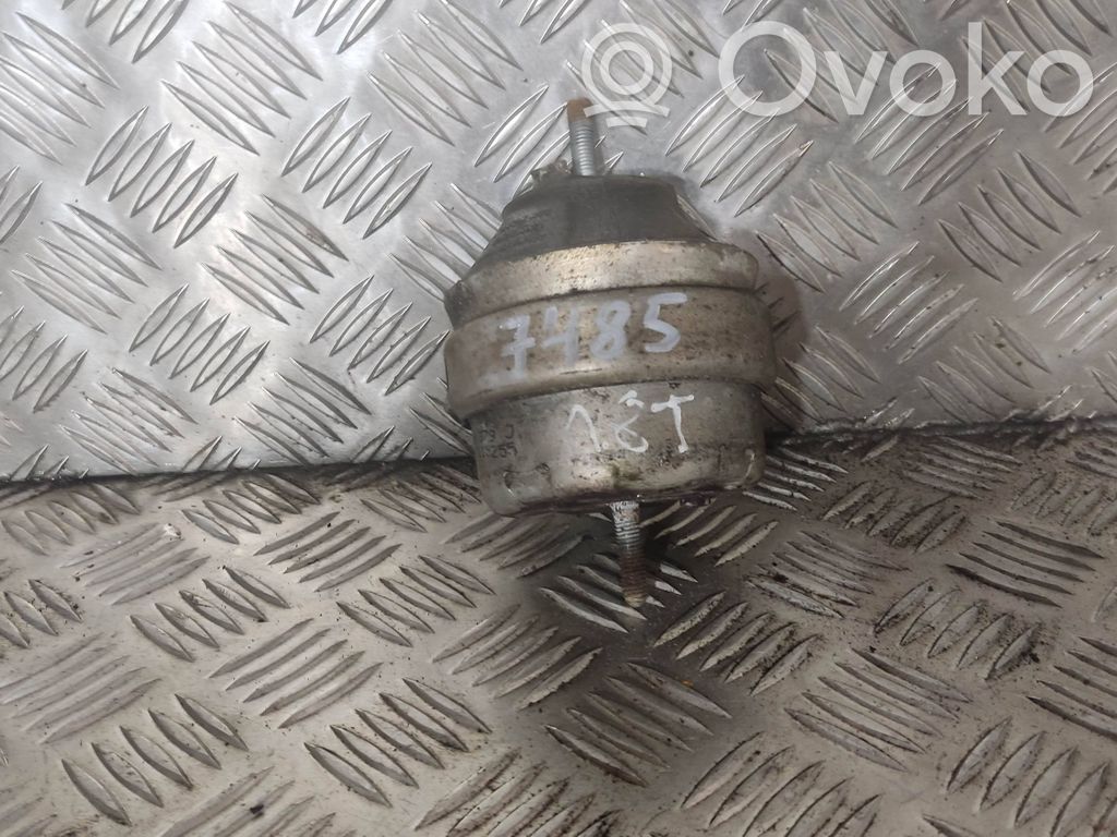 Audi A6 S6 C4 4A Variklio pagalvė 