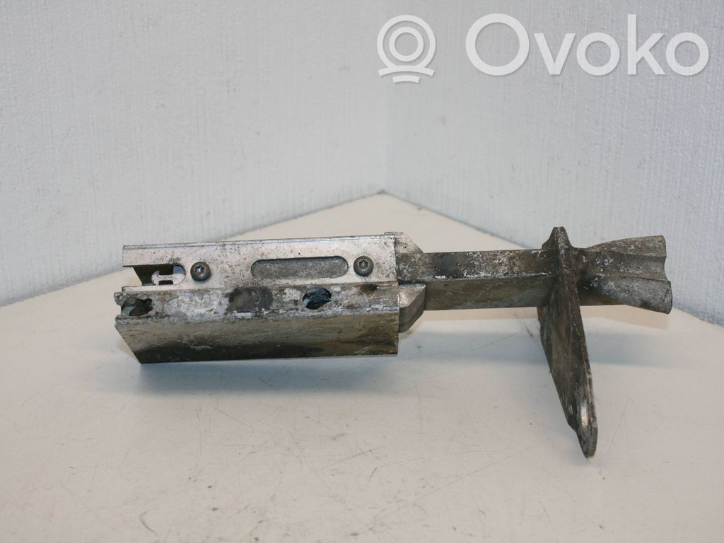 Audi A4 S4 B5 8D Soporte de montaje del parachoques trasero 