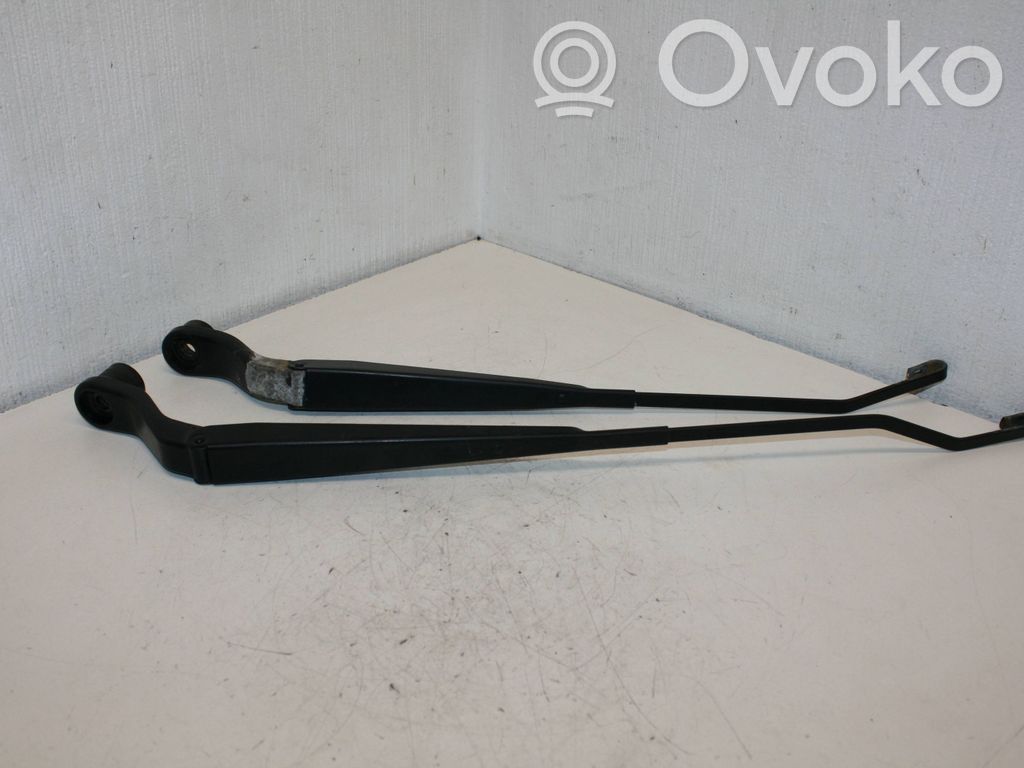 Dodge Caliber Front wiper blade arm 