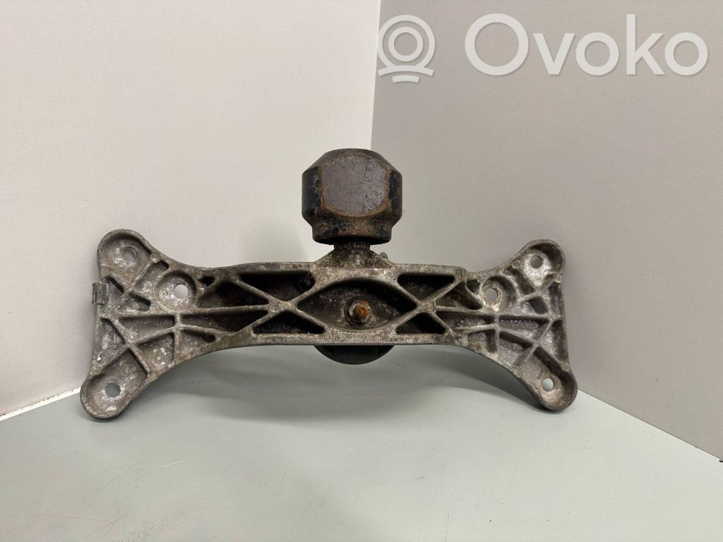 Engine mounting bracket   RT1092989
