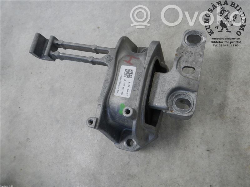 Volkswagen Polo VI Engine mounting bracket 