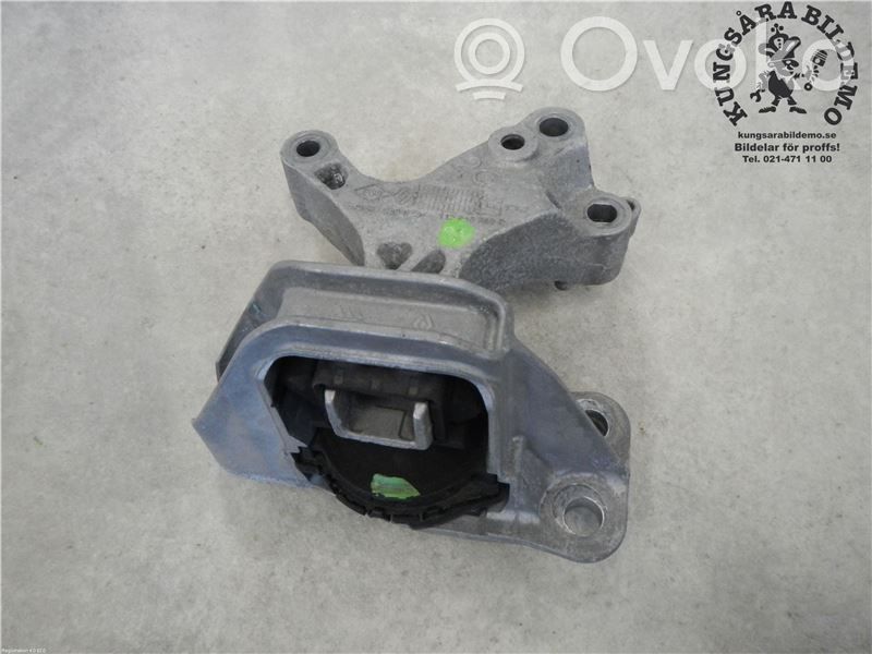 Nissan Qashqai Engine mounting bracket 