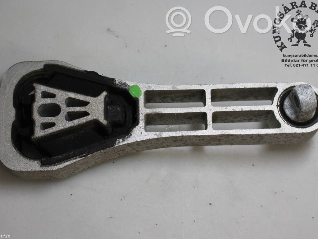 Volvo XC90 Engine mounting bracket 