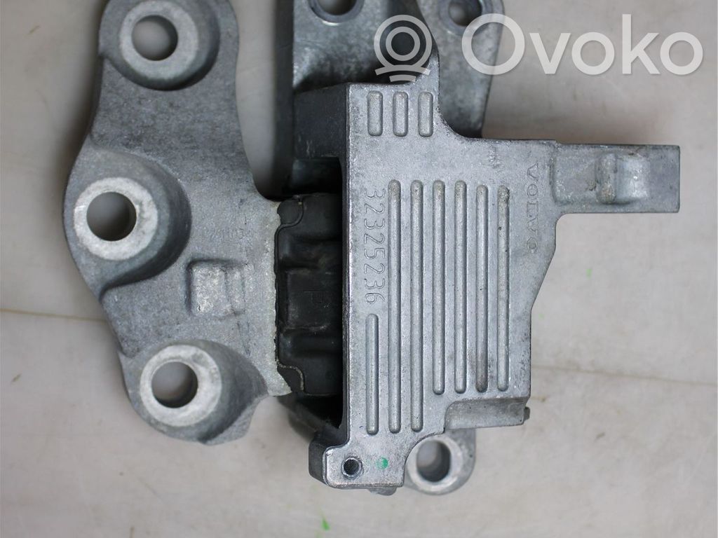 Volvo XC40 Engine mounting bracket 