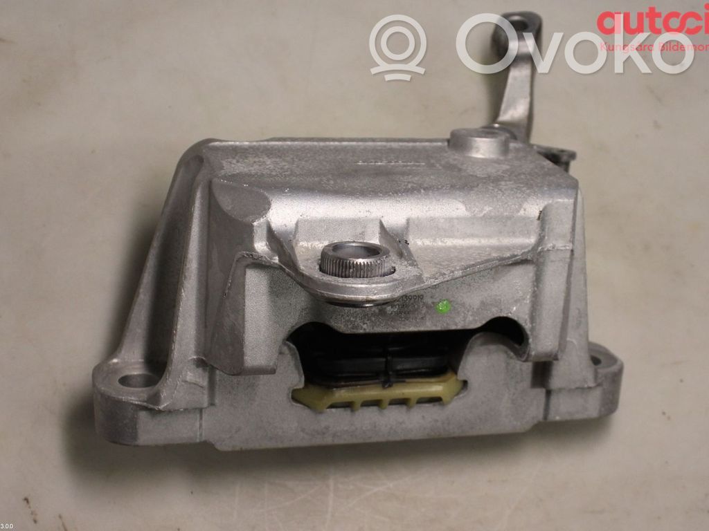 Volvo XC40 Engine mounting bracket 