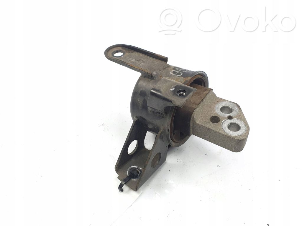 Engine mount vacuum valve