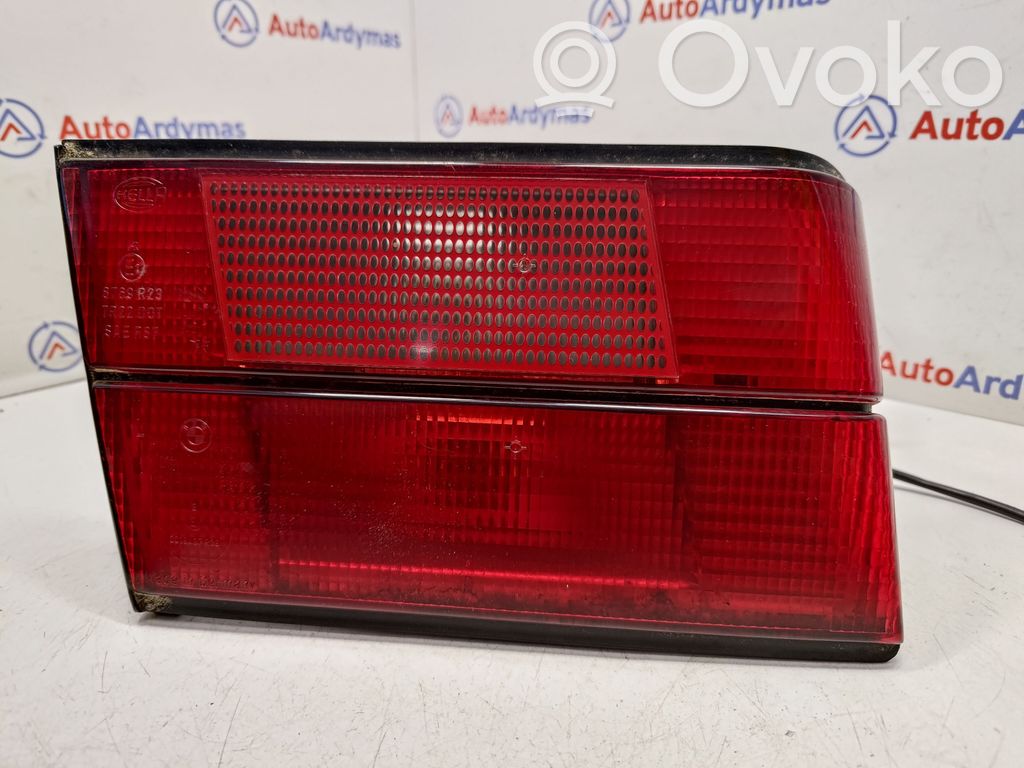 BMW 5 E34 Galinis žibintas dangtyje 