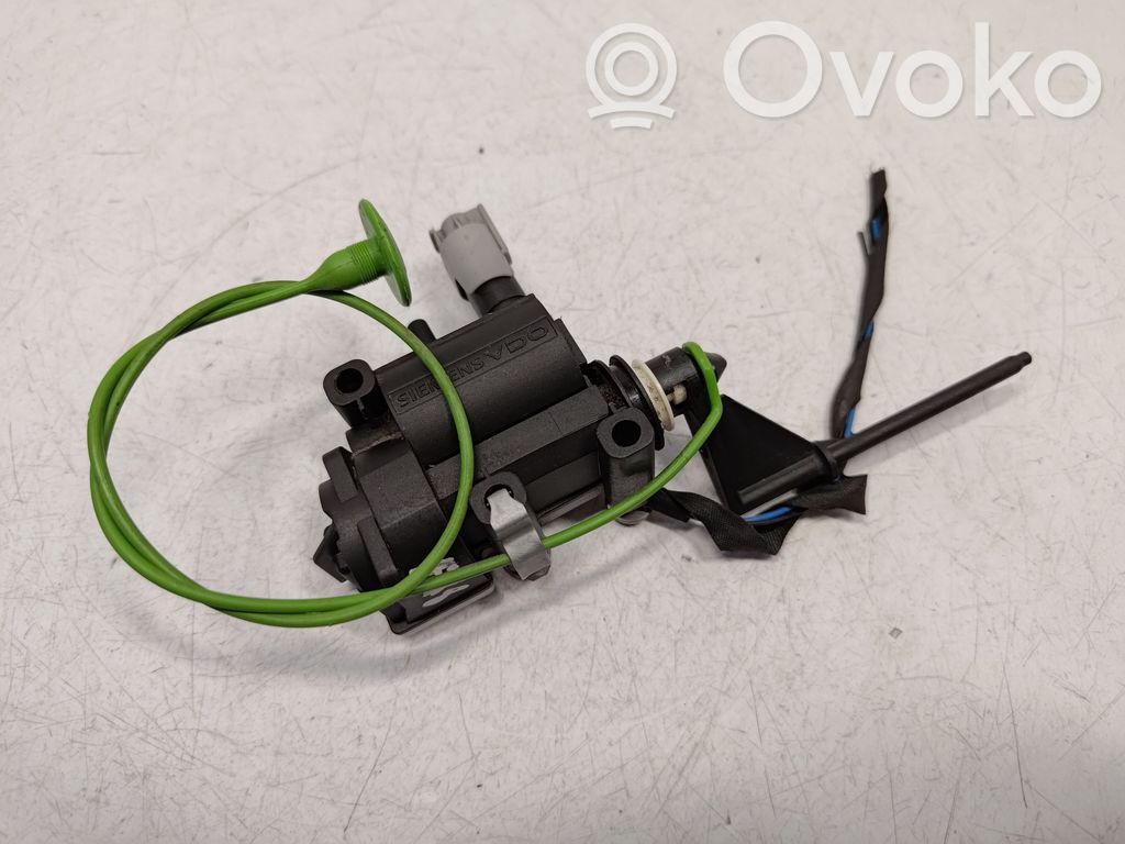 BMW 1 E82 E88 Fuel tank cap lock motor 