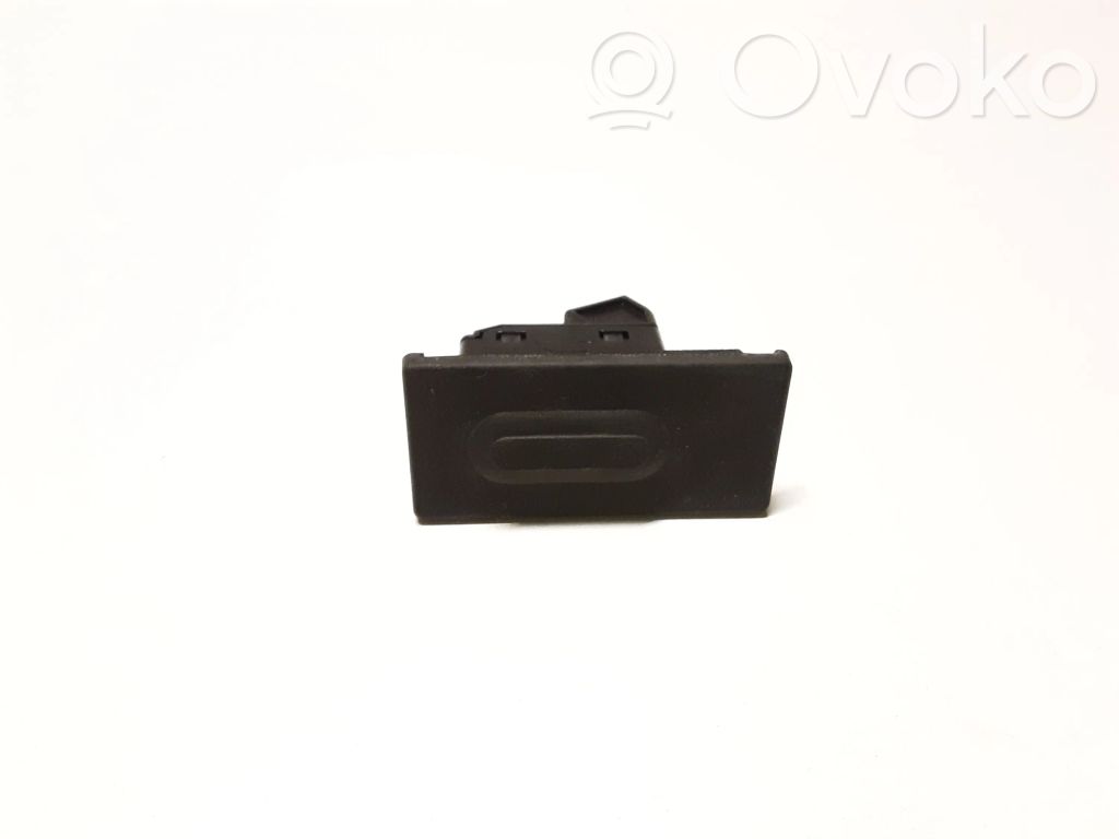 Tailgate/boot open switch button   BHN1568D0