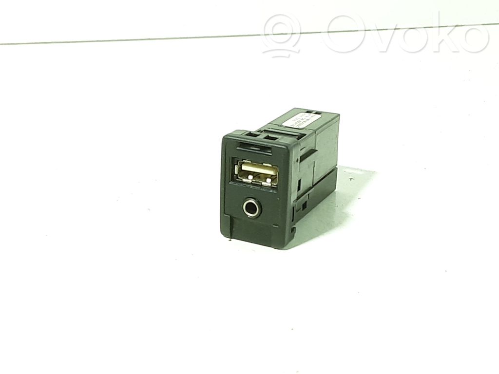 Toyota Yaris USB socket connector 