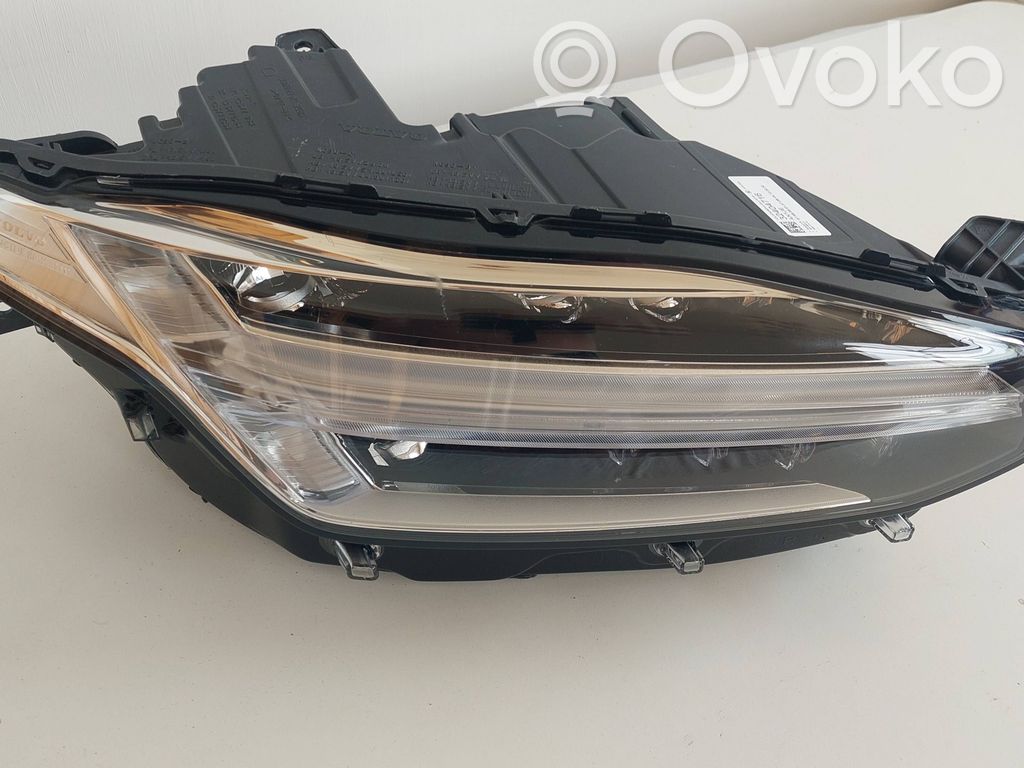 Volvo XC90 Lampa przednia 
