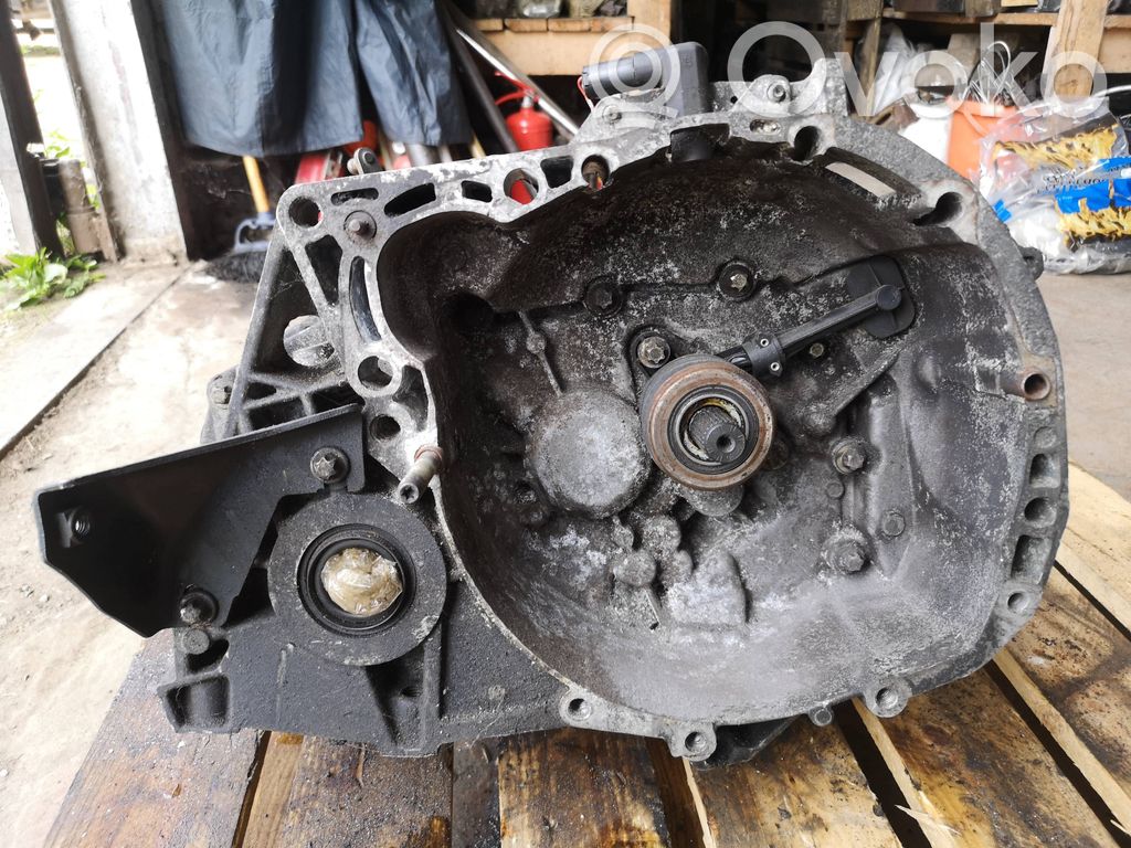 Nissan Micra Cutie viteze manuală cu 5 trepte 